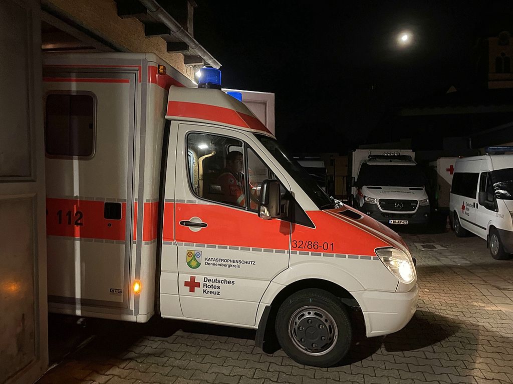 Rettungswagen bei der Ausfahrt aus der Garage