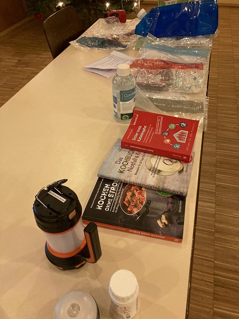 Tisch mit Büchern und verschiedenen Gegenständen