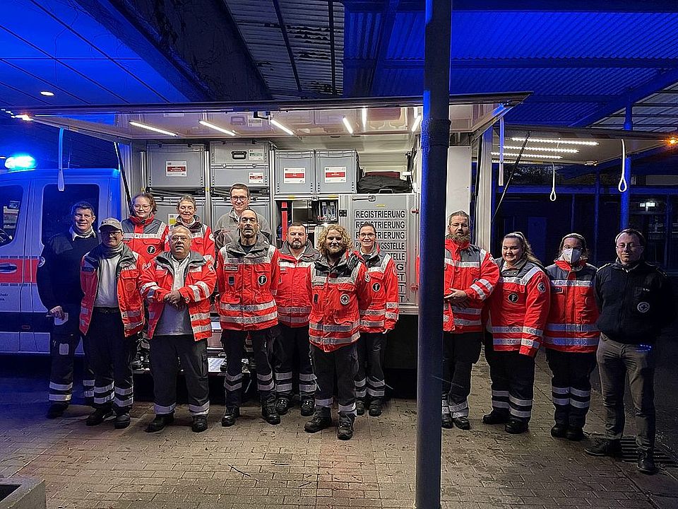 Gruppenbild mit Einsatzkräften