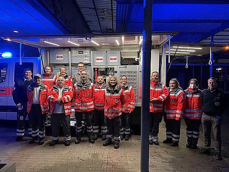 Gruppenbild mit Einsatzkräften