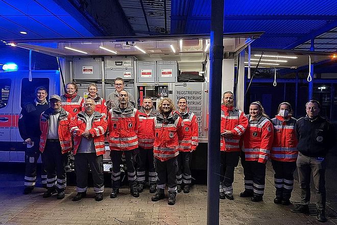 Gruppenbild mit Einsatzkräften