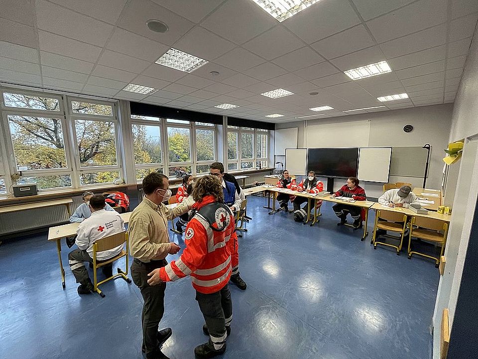 Einsatzkräfte bei der Registrierung von Personen